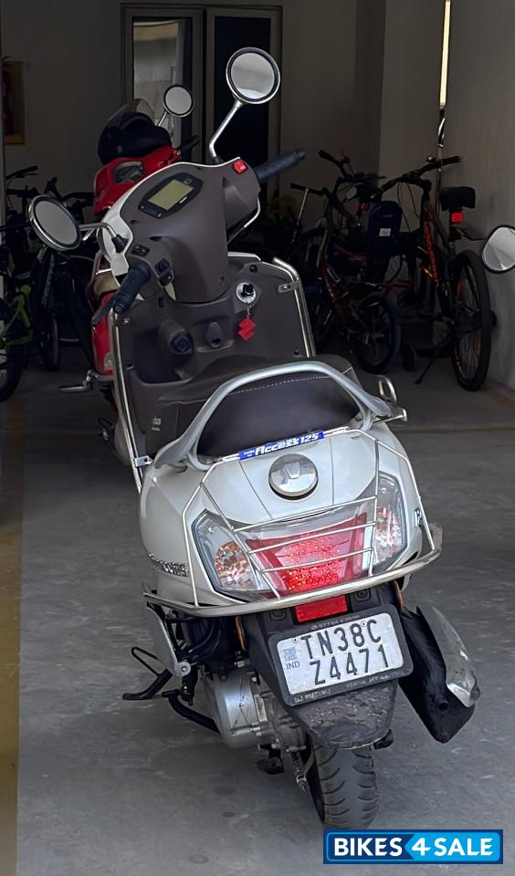 White Suzuki Access 125 Ride Connect Edition