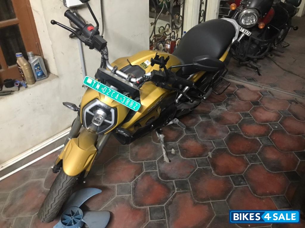 Revolt RV400 Lighting Yellow