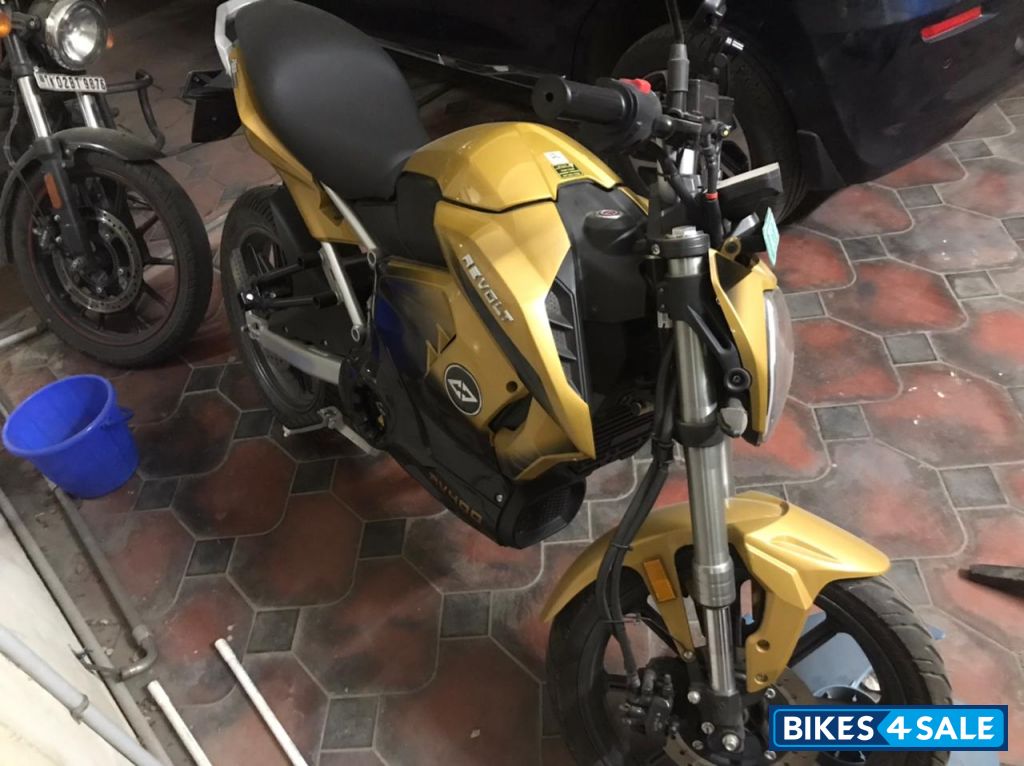 Revolt RV400 Lighting Yellow