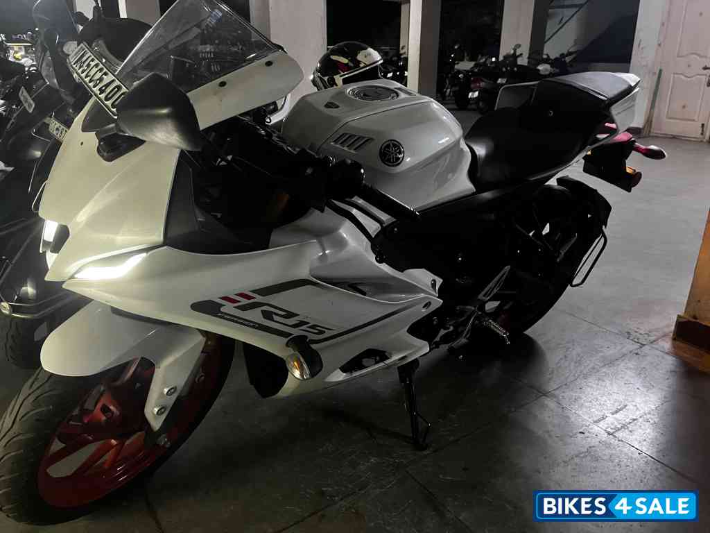 Intense White Yamaha R15 V4