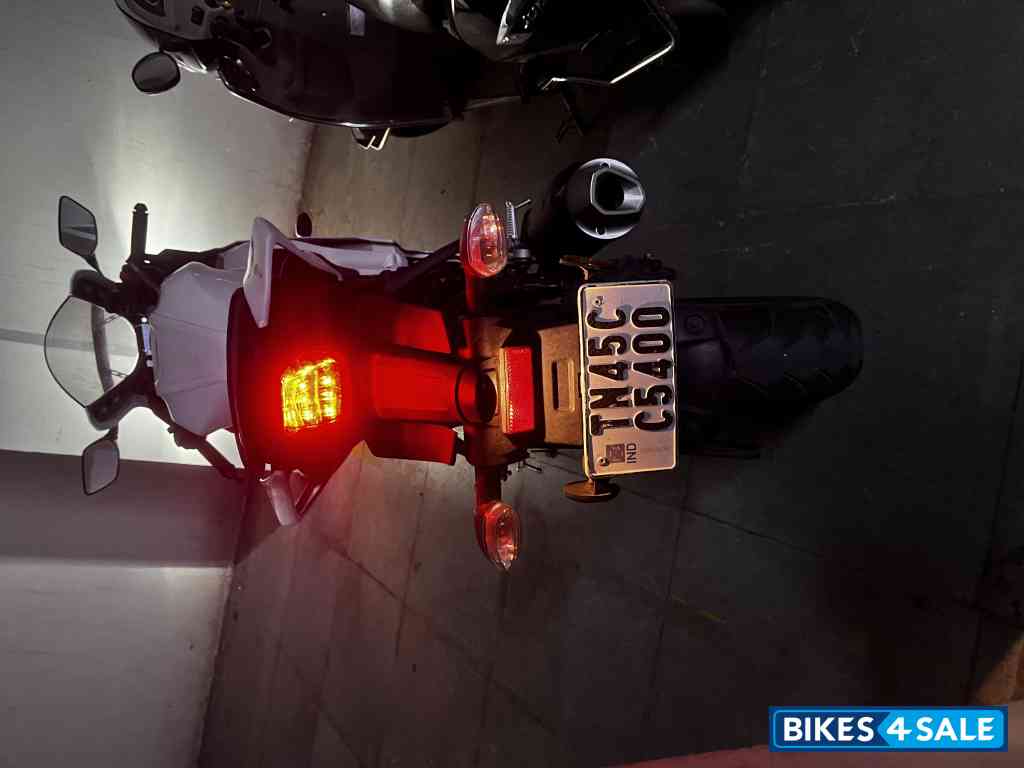 Intense White Yamaha R15 V4