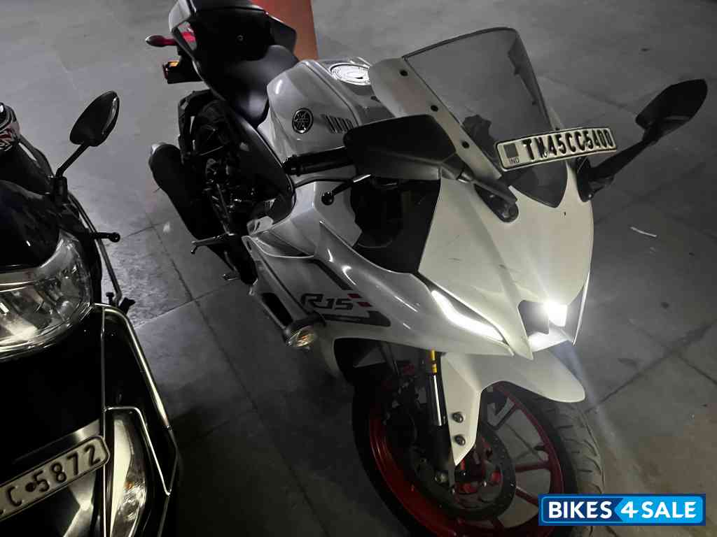 Intense White Yamaha R15 V4