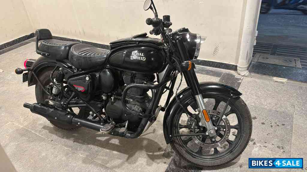 Black Royal Enfield Classic 350 Dual Channel BS6