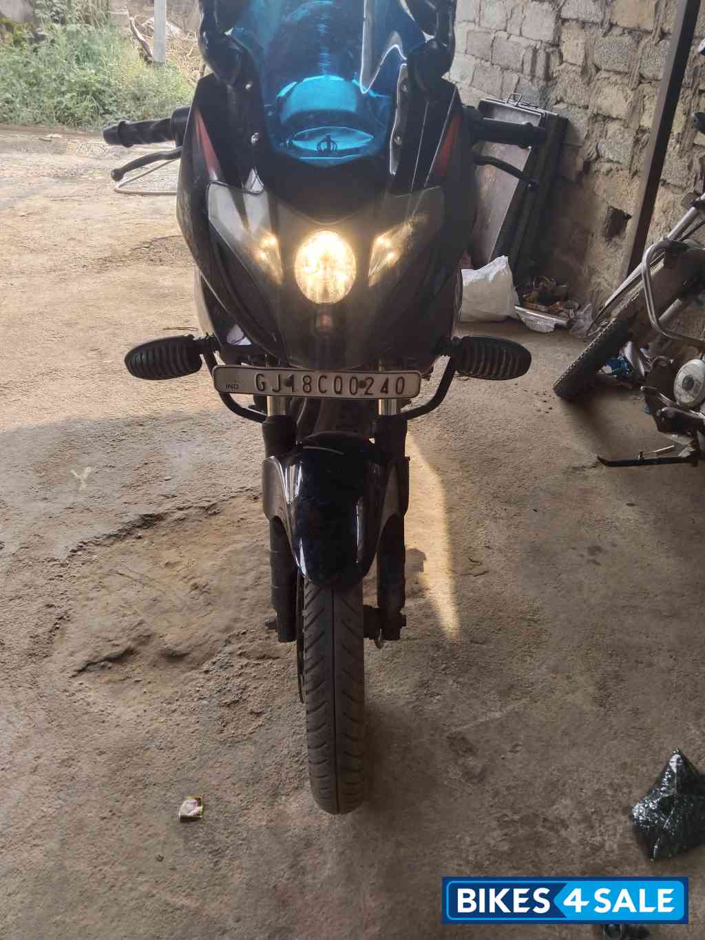 Bajaj Pulsar 220F