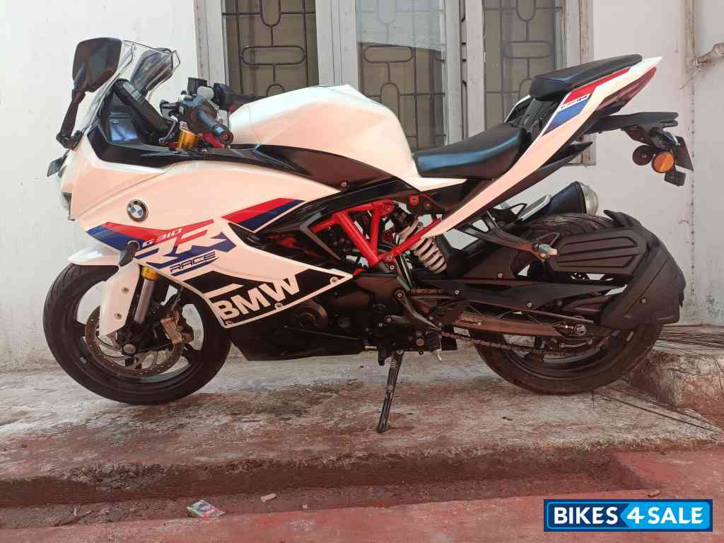 Sports White BMW G 310 RR