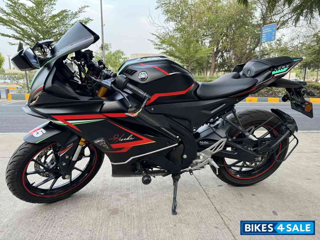 Yamaha R15 V4