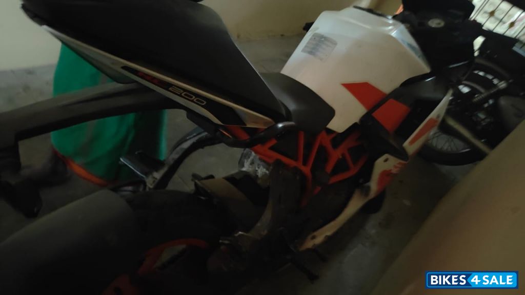 White KTM RC 200 White KTM RC 200
