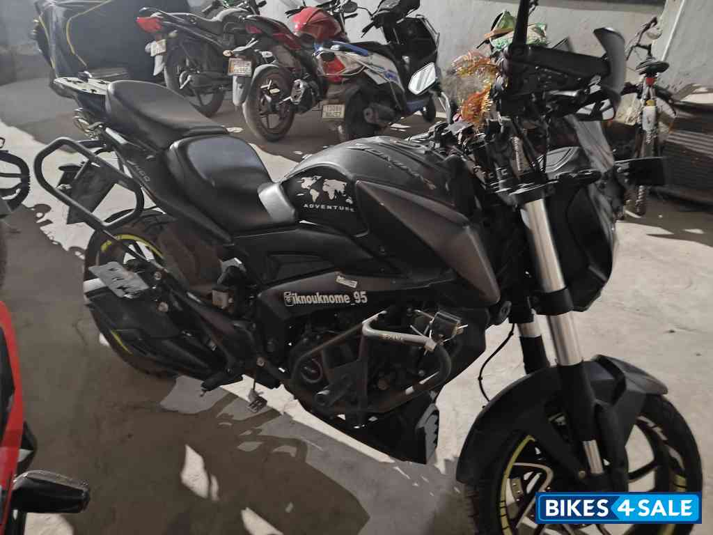 Black Bajaj Dominar 400 Disc