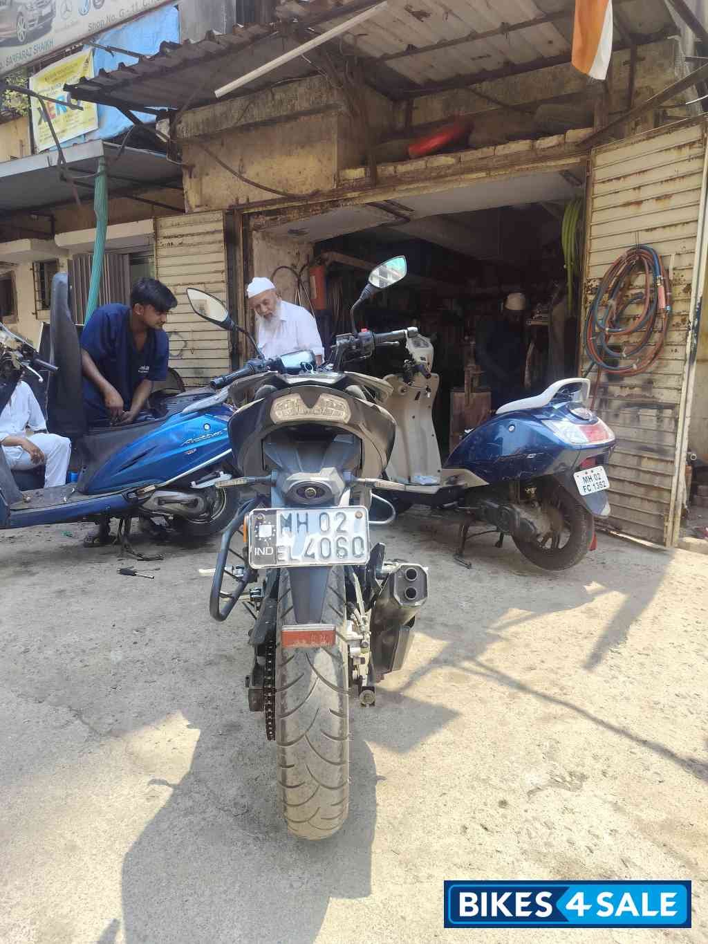 Black Matt TVS Apache RTR 200 4V