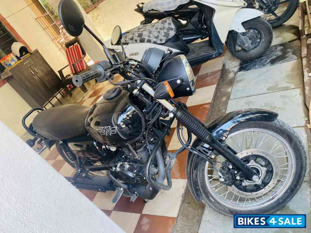 Ebony Kawasaki W175 Street