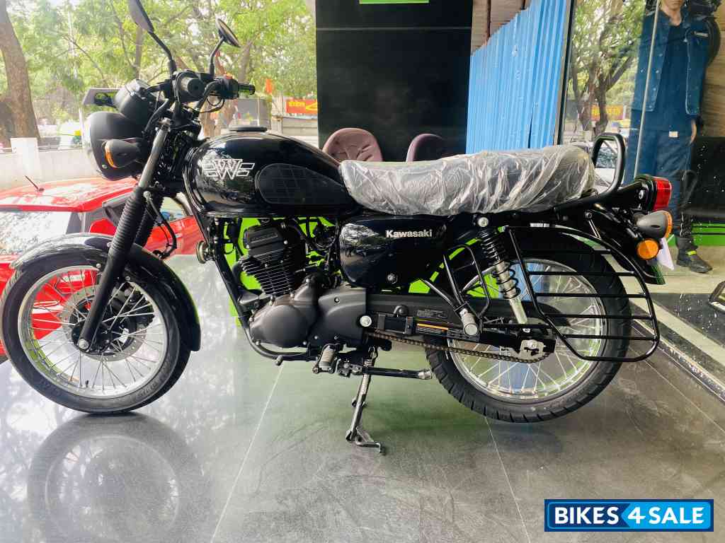 Ebony Kawasaki W175 Street