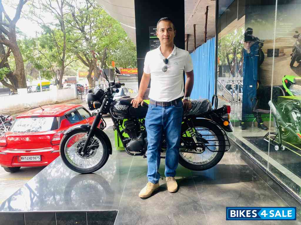 Ebony Kawasaki W175 Street