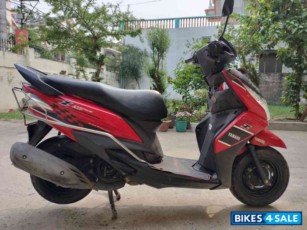 Red Yamaha Cygnus Ray ZR