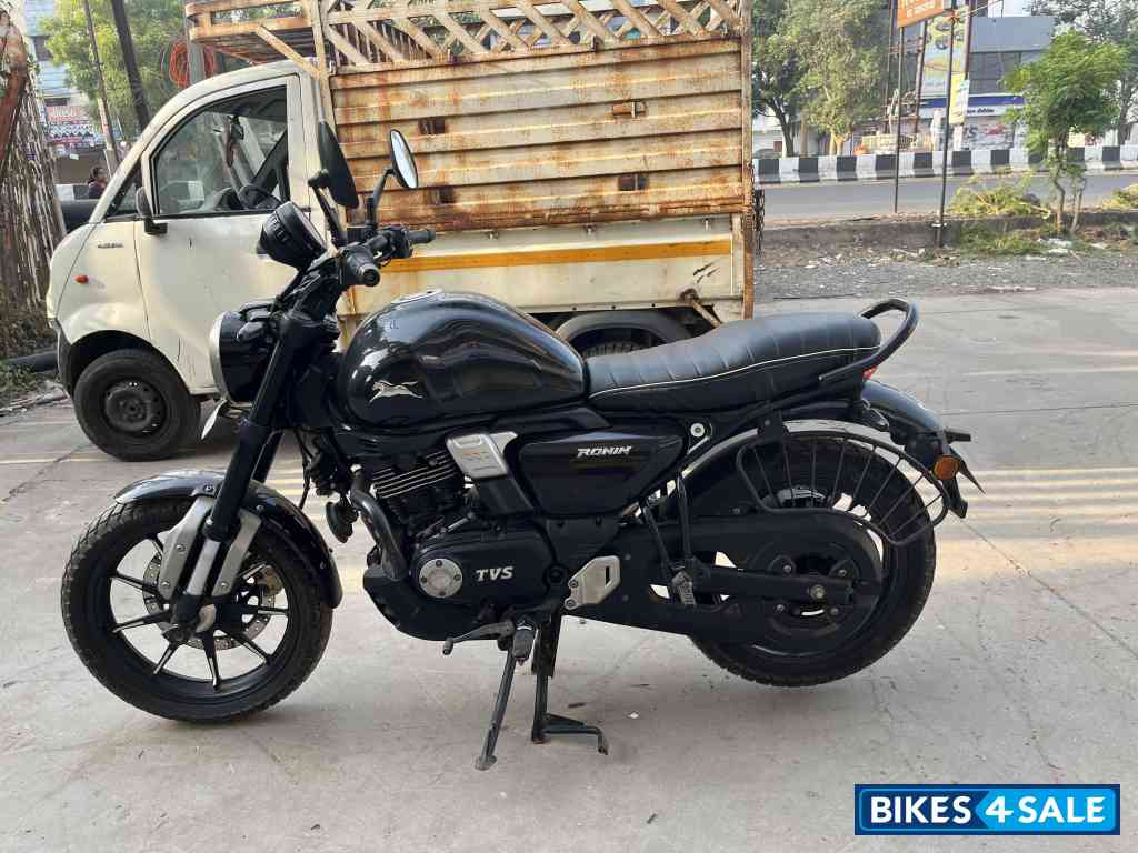 Black TVS Ronin SS
