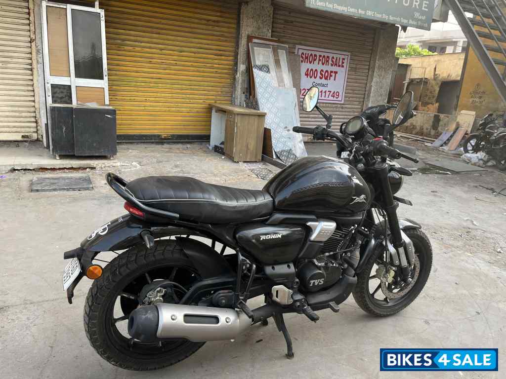 Black TVS Ronin SS