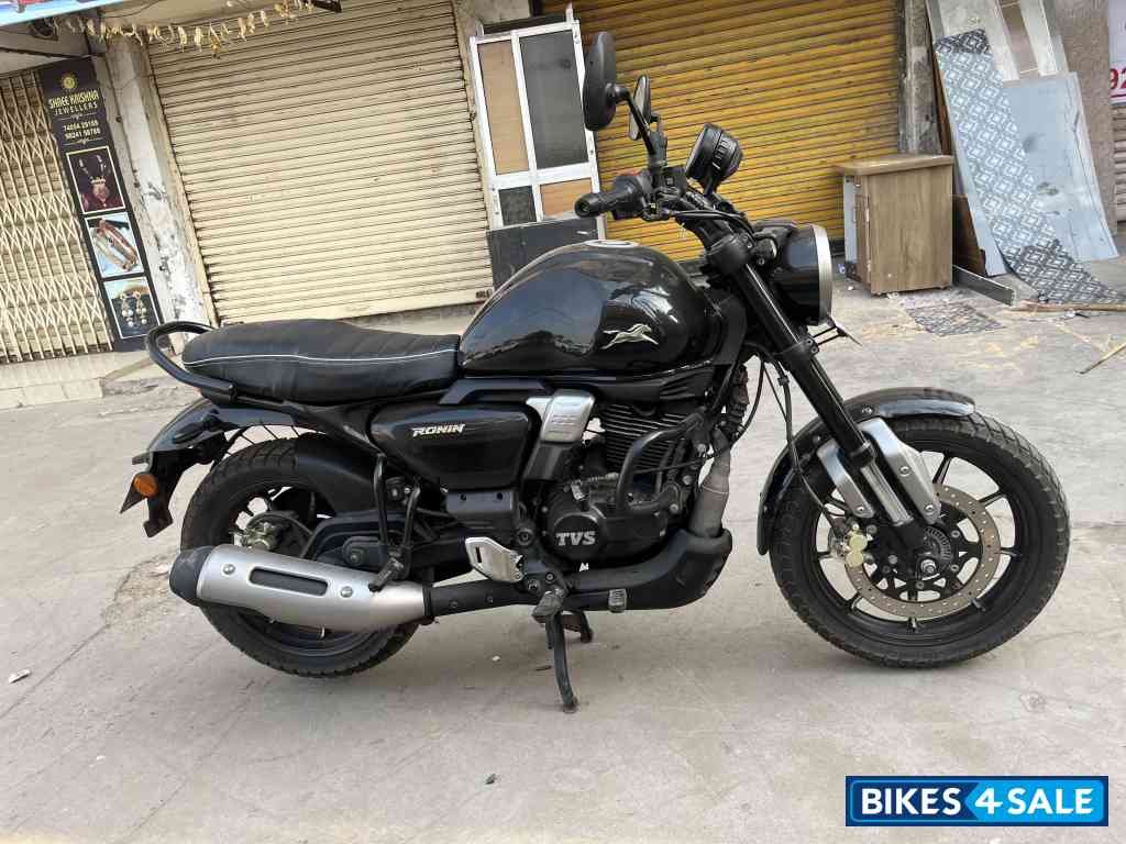 Black TVS Ronin SS