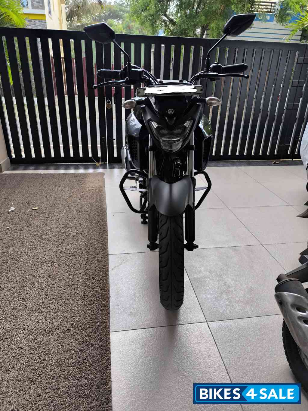 Black Yamaha FZ25
