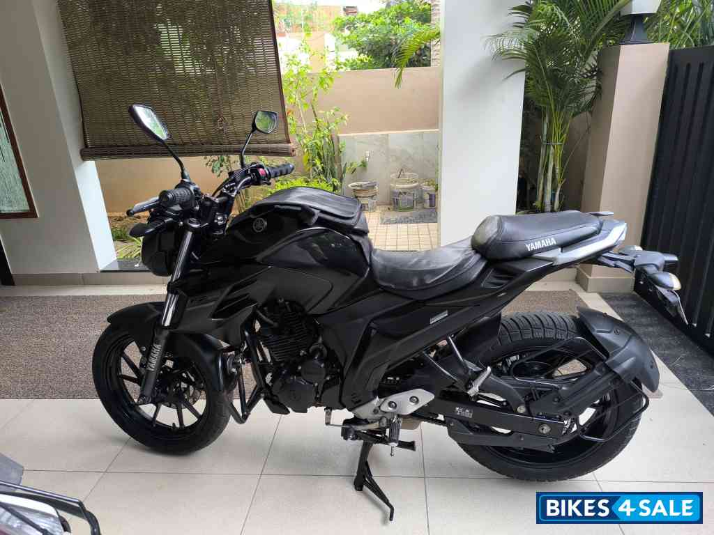 Black Yamaha FZ25