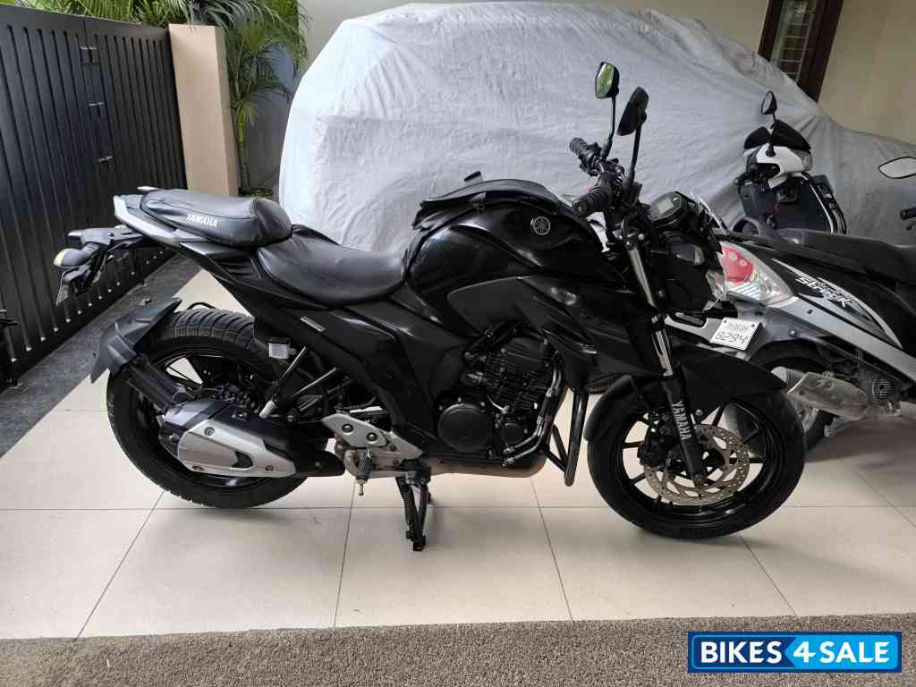 Black Yamaha FZ25