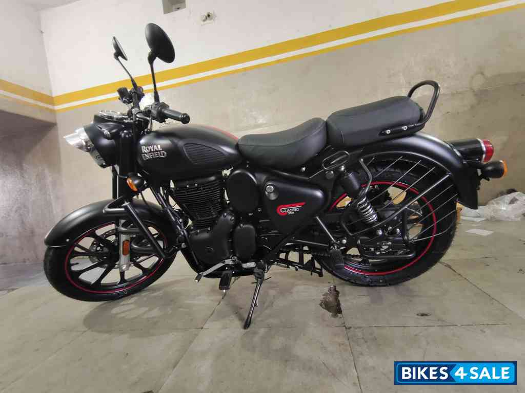 Black Royal Enfield Classic 350 BS VI