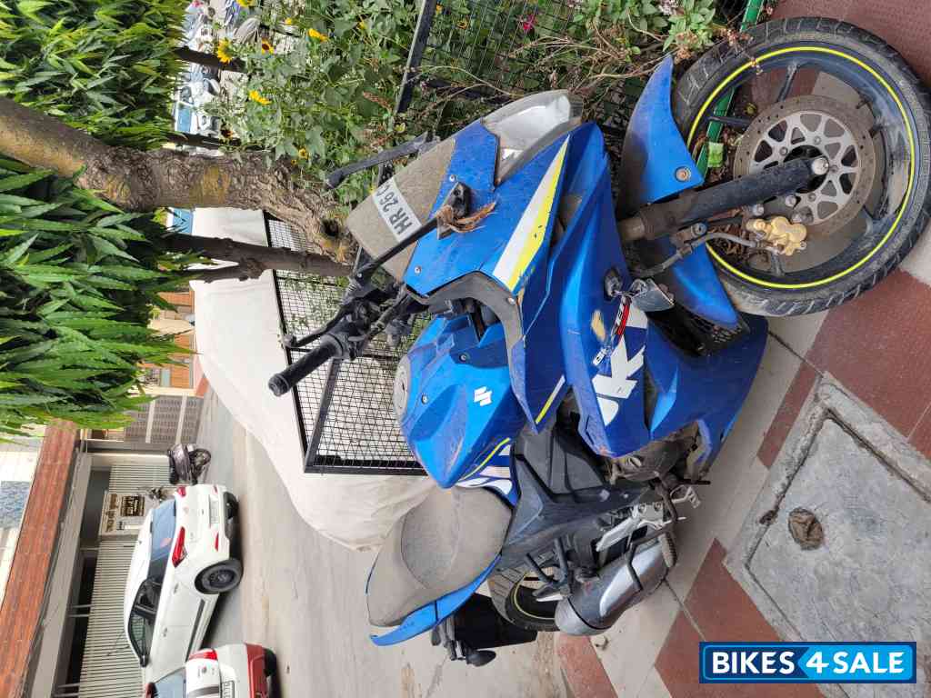 Blue Suzuki Gixxer SF