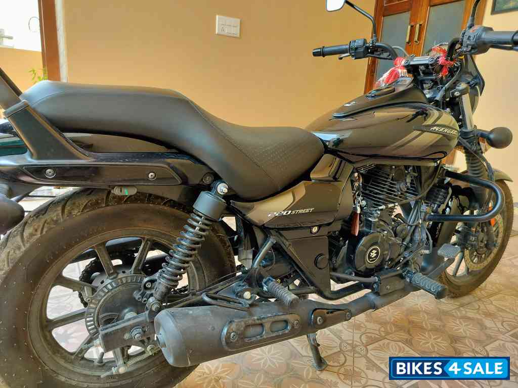 Ebony Black Bajaj Avenger Street 220 BS6