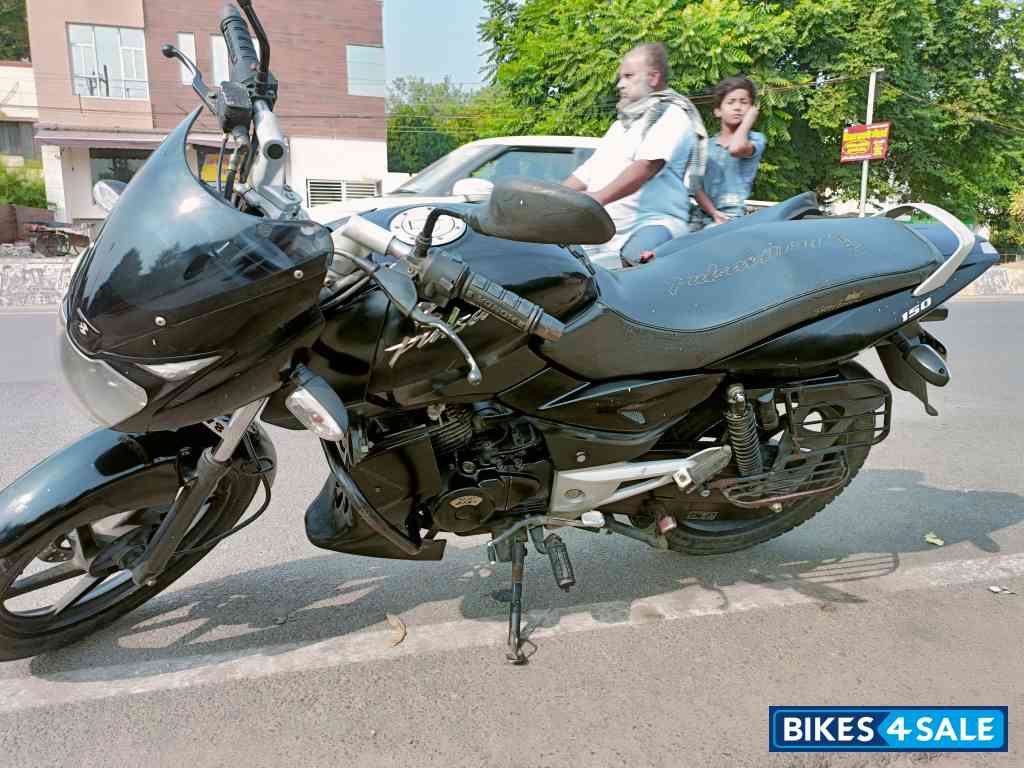 Black Bajaj Pulsar 150