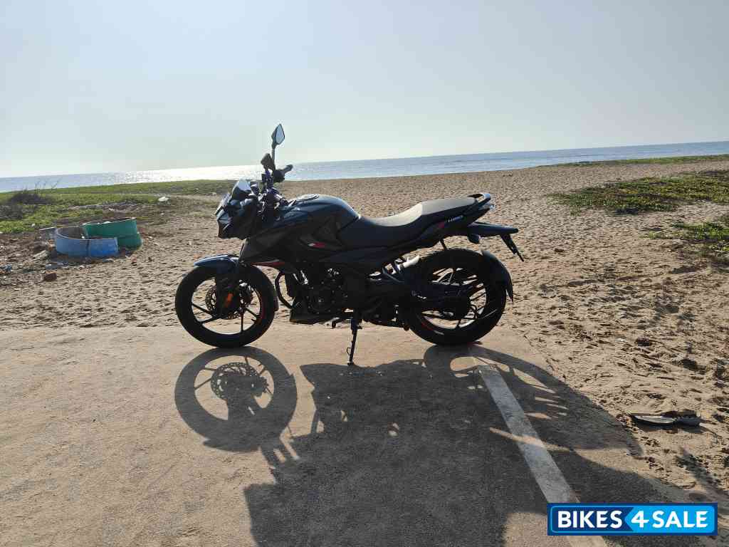 Black Bajaj Pulsar N150