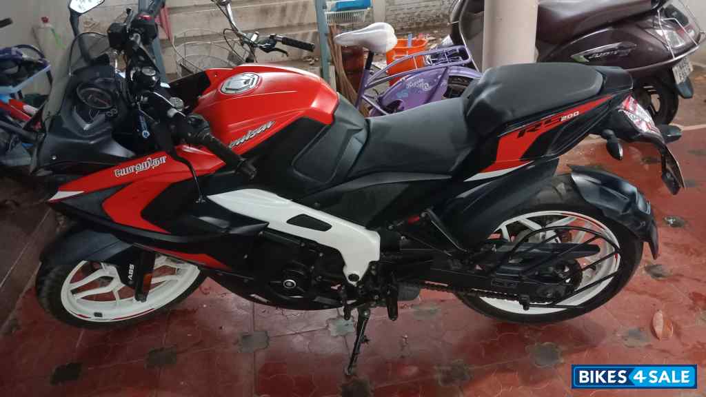 Bajaj Pulsar RS 200 ABS