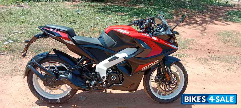 Bajaj Pulsar RS 200 ABS