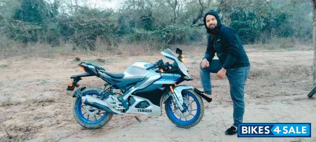 White/blue Yamaha R15M