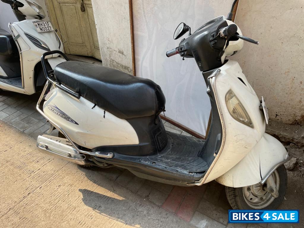 White Suzuki Access 125