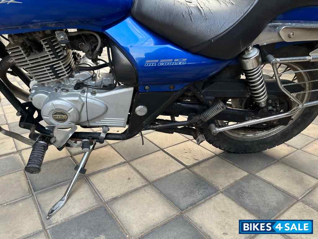 Blue Bajaj Avenger Cruise 220