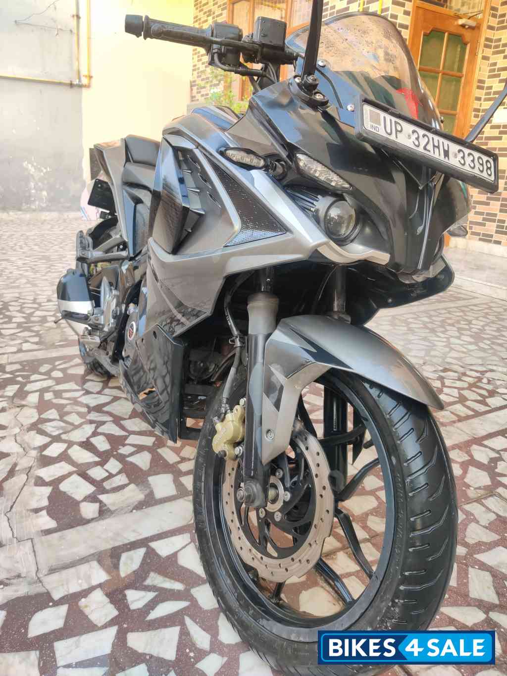 Black Bajaj Pulsar RS 200