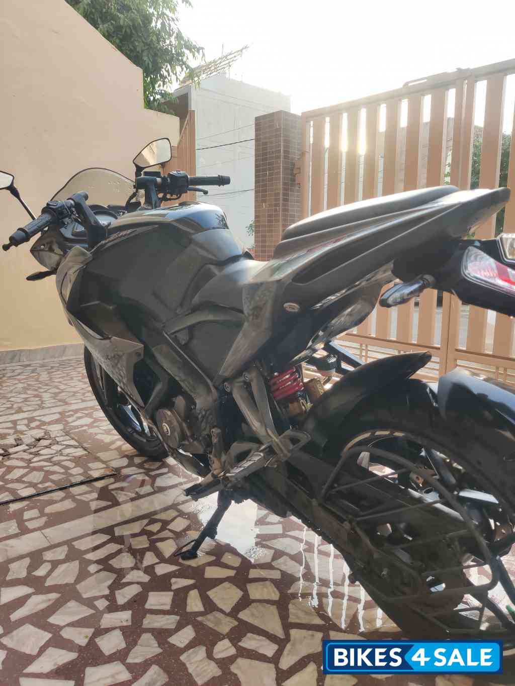 Black Bajaj Pulsar RS 200