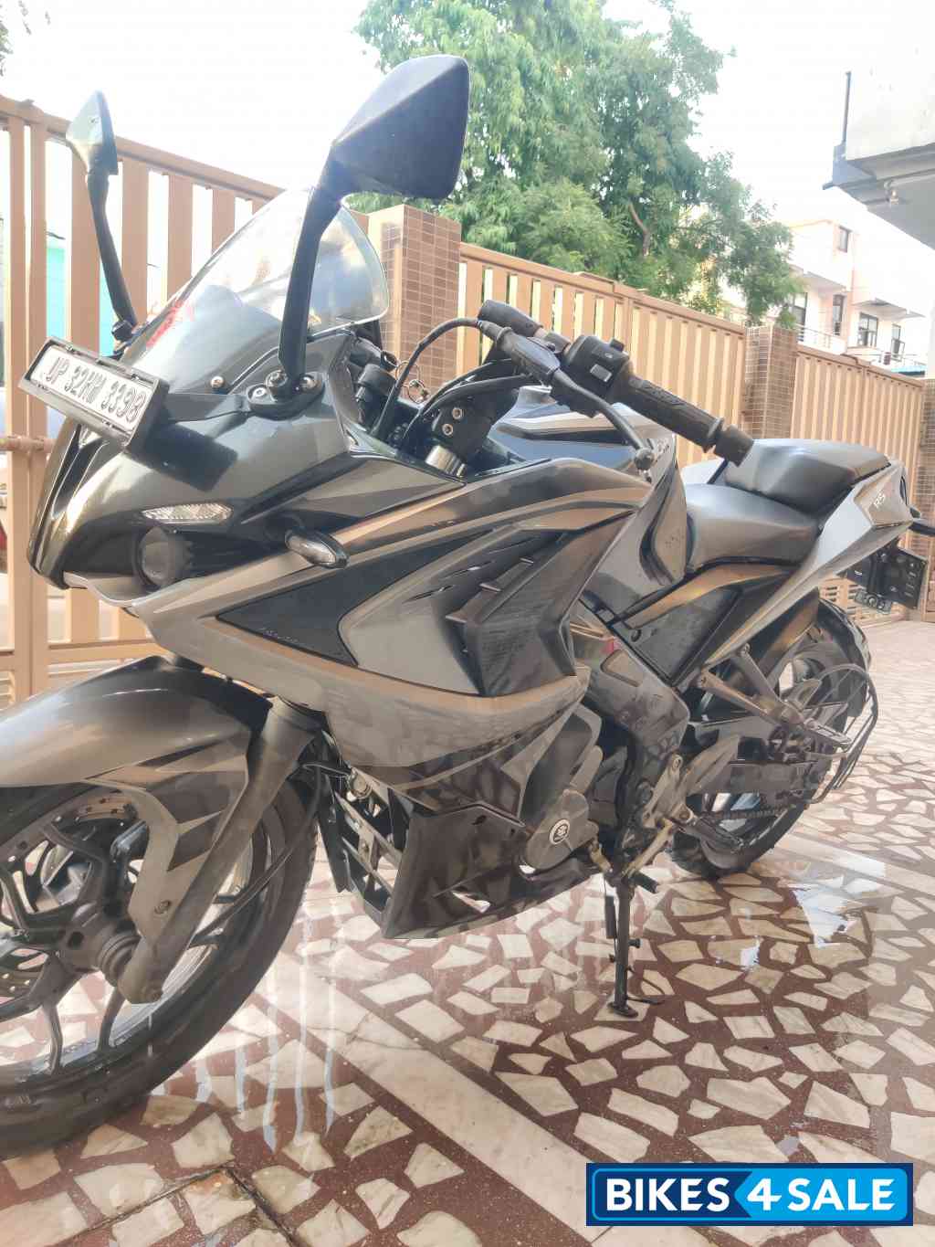 Black Bajaj Pulsar RS 200