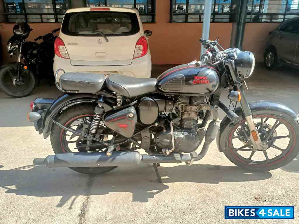 Matte Black Royal Enfield Classic Stealth Black