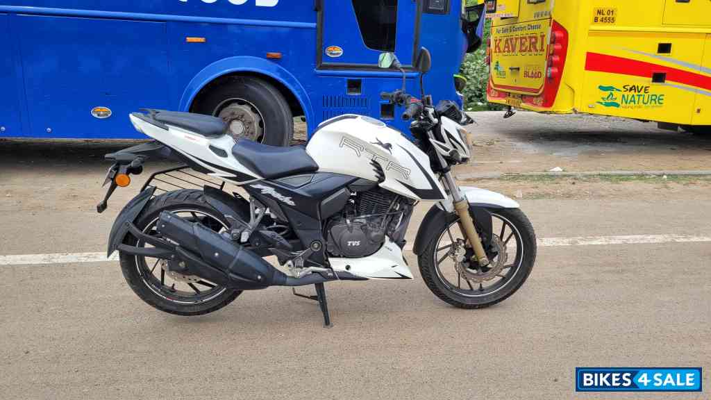 White TVS Apache RTR 200 4V