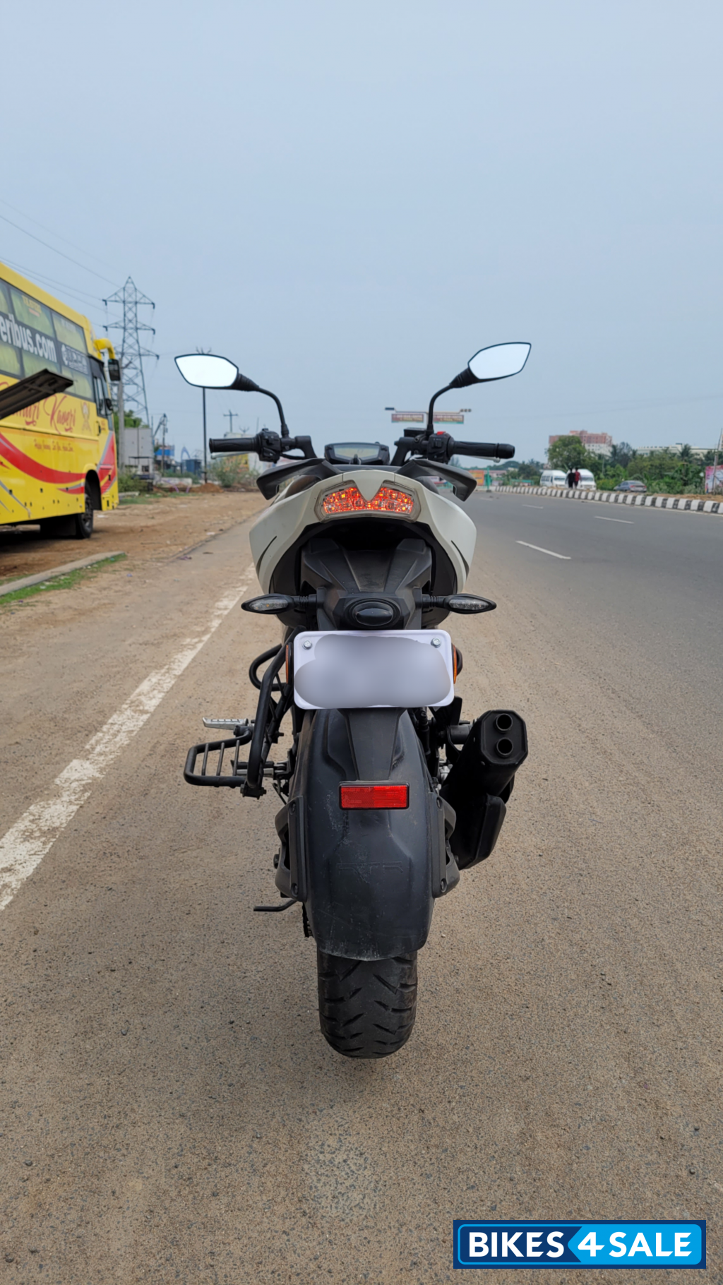 White TVS Apache RTR 200 4V