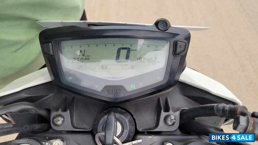 White TVS Apache RTR 200 4V