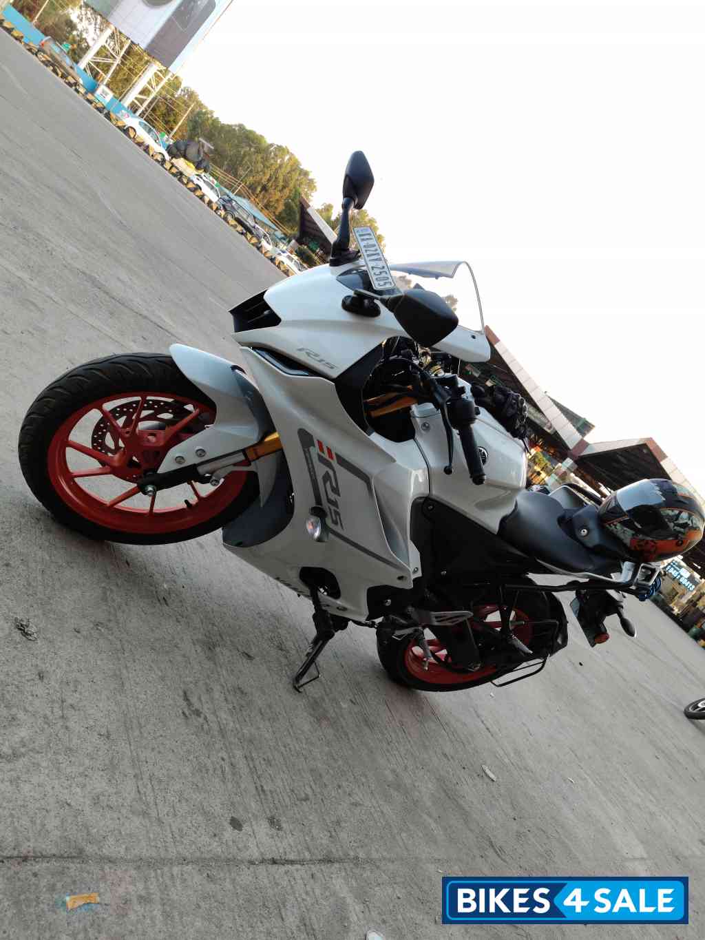 White Yamaha R15 V4