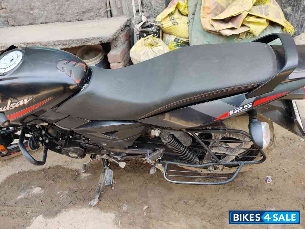 Bajaj Pulsar 125 Carbon Fibre Disc Single Seat