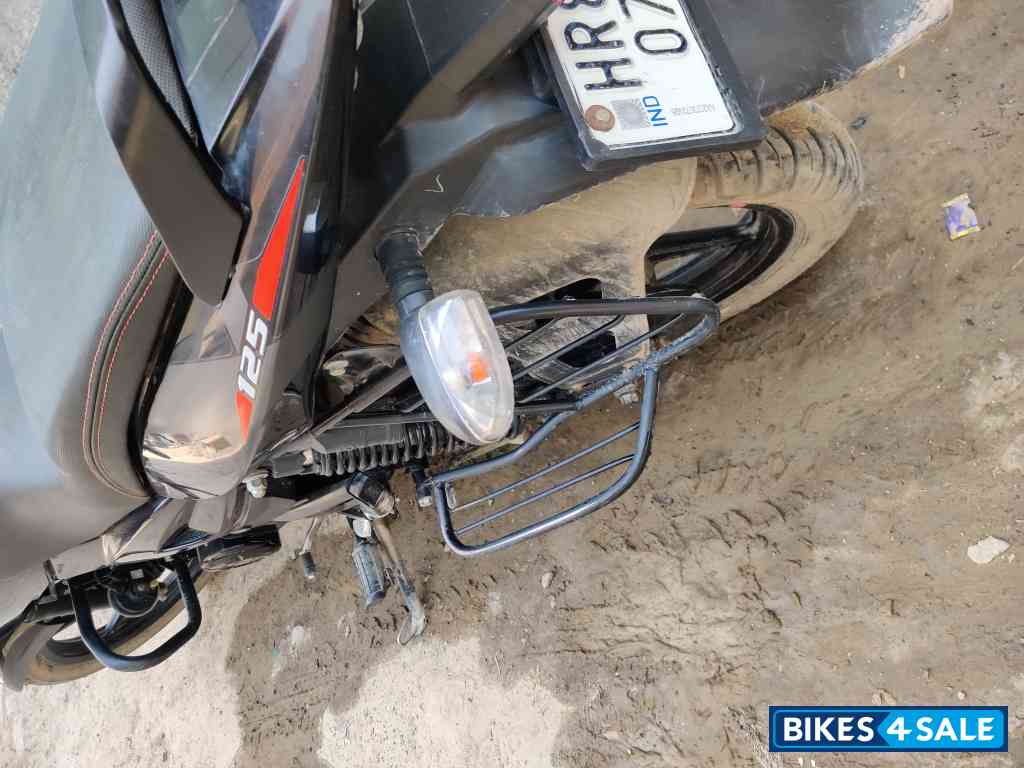 Bajaj Pulsar 125 Carbon Fibre Disc Single Seat