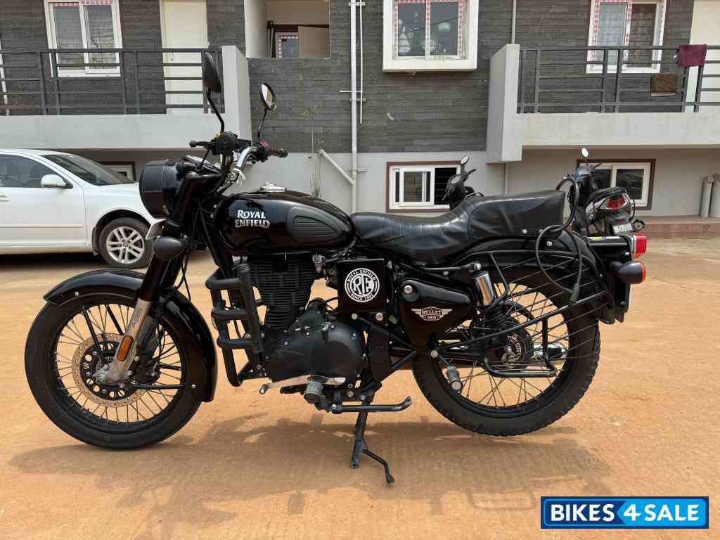 Jet Black Royal Enfield Bullet 350 ES