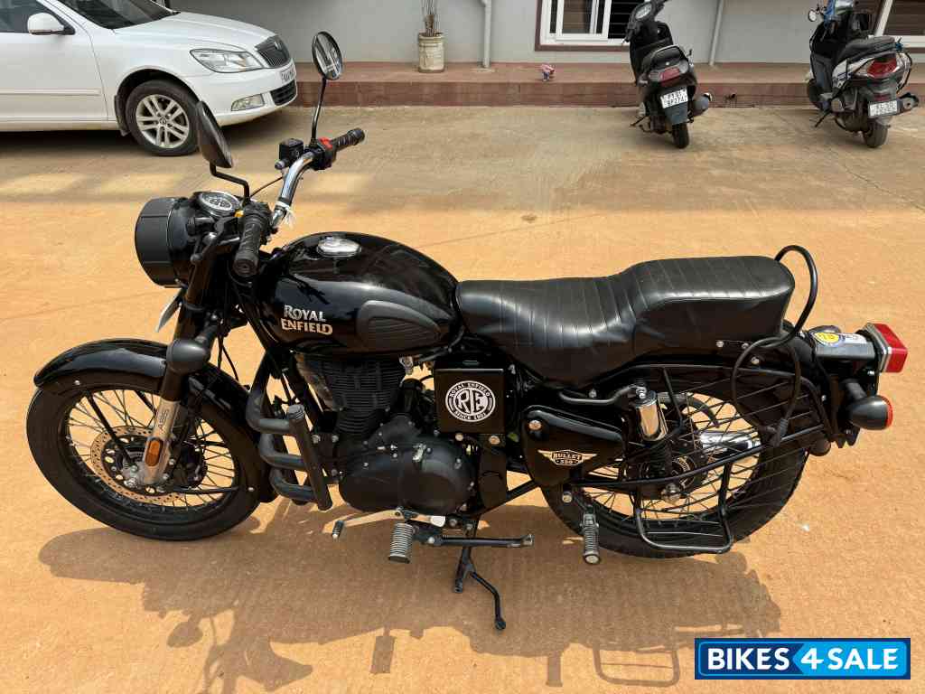 Jet Black Royal Enfield Bullet 350 ES