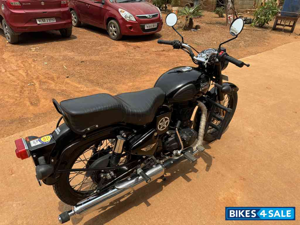 Jet Black Royal Enfield Bullet 350 ES