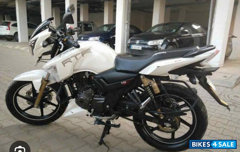 White TVS Apache RTR 180