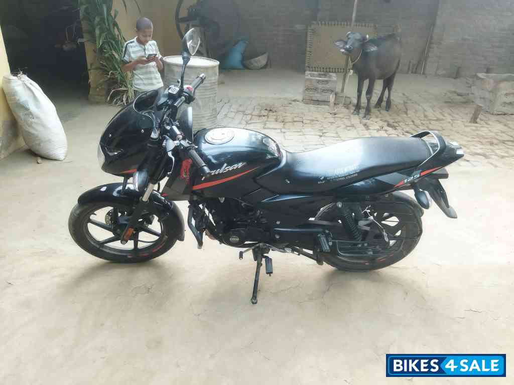 Black Bajaj Pulsar 125 Neon Disc Single Seat