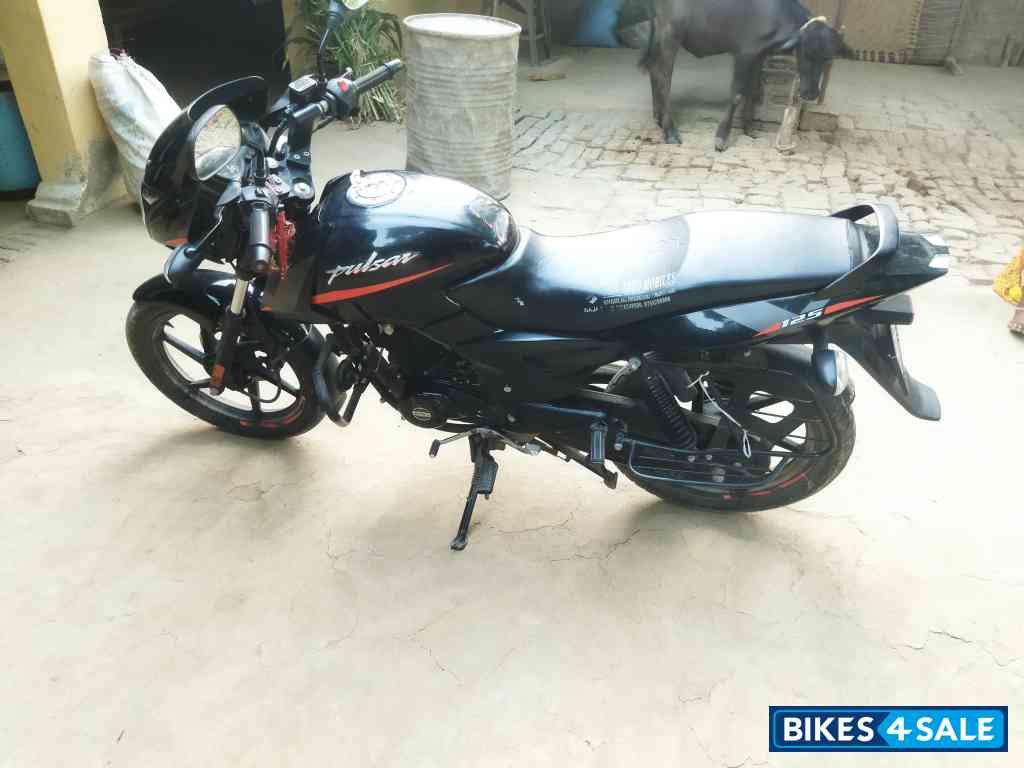 Black Bajaj Pulsar 125 Neon Disc Single Seat