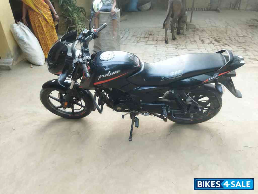 Black Bajaj Pulsar 125 Neon Disc Single Seat